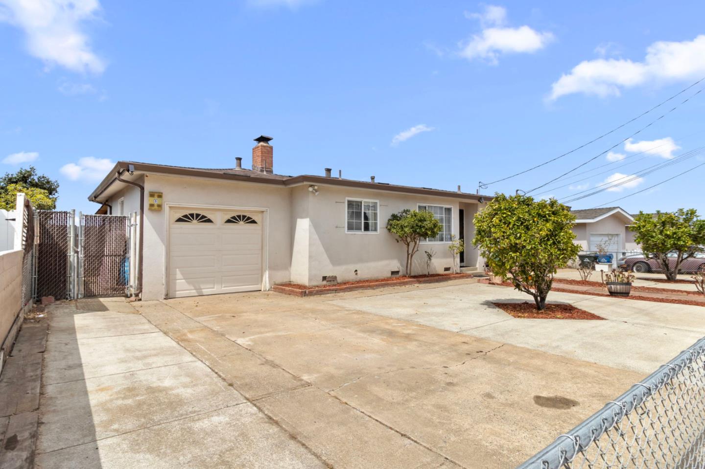 Detail Gallery Image 3 of 40 For 1949 Lincoln St, Seaside,  CA 93955 - 3 Beds | 2 Baths