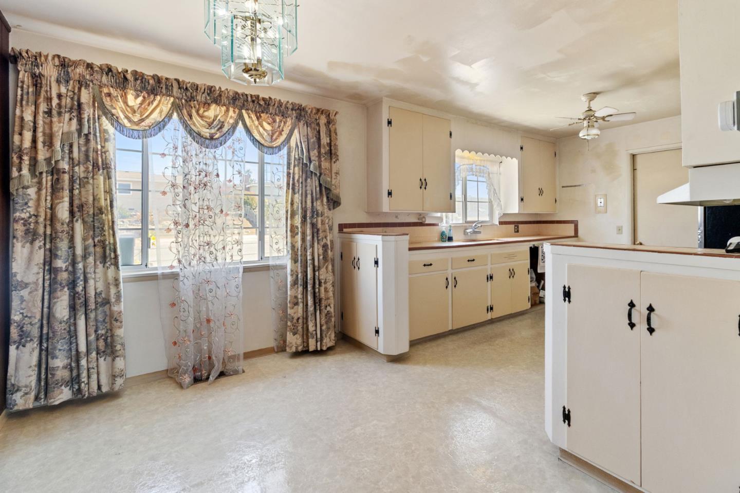 Detail Gallery Image 7 of 40 For 1949 Lincoln St, Seaside,  CA 93955 - 3 Beds | 2 Baths