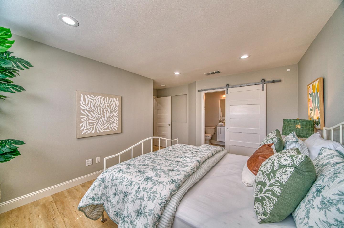 Detail Gallery Image 24 of 82 For 2425 Briarwood Dr, San Jose,  CA 95125 - 6 Beds | 4 Baths