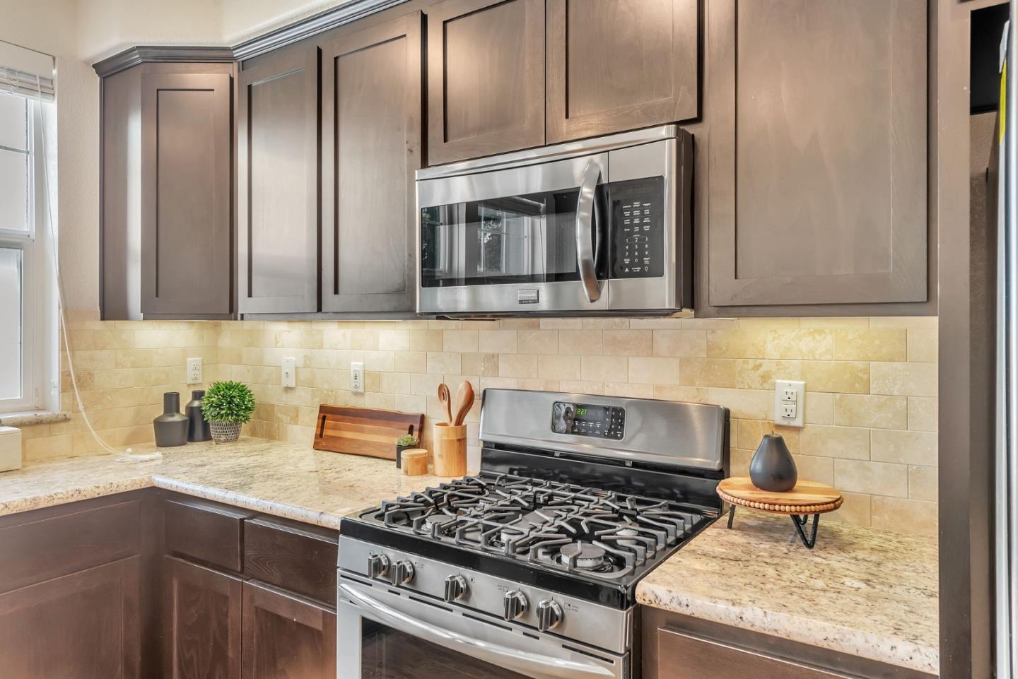 Detail Gallery Image 13 of 38 For 134 Maidenhair Ter, Sunnyvale,  CA 94086 - 2 Beds | 2/1 Baths