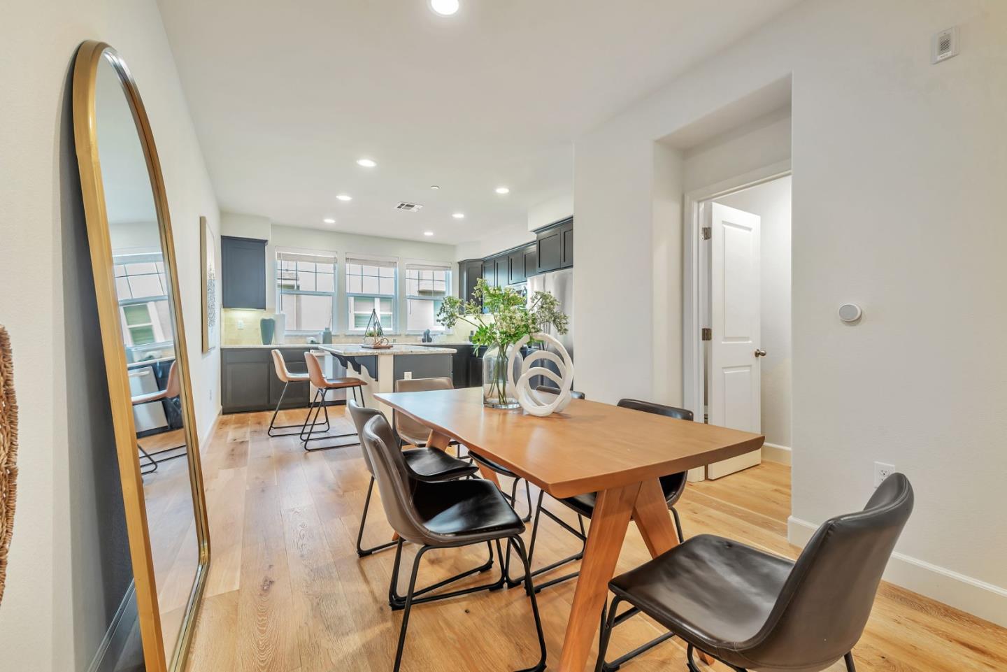 Detail Gallery Image 14 of 38 For 134 Maidenhair Ter, Sunnyvale,  CA 94086 - 2 Beds | 2/1 Baths