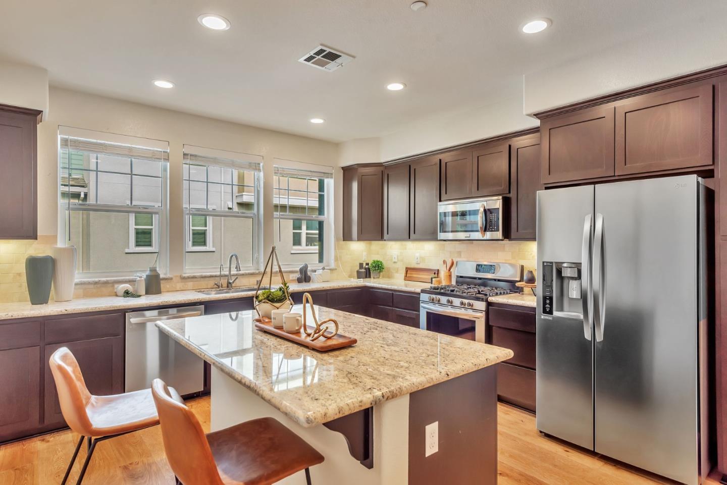 Detail Gallery Image 7 of 38 For 134 Maidenhair Ter, Sunnyvale,  CA 94086 - 2 Beds | 2/1 Baths