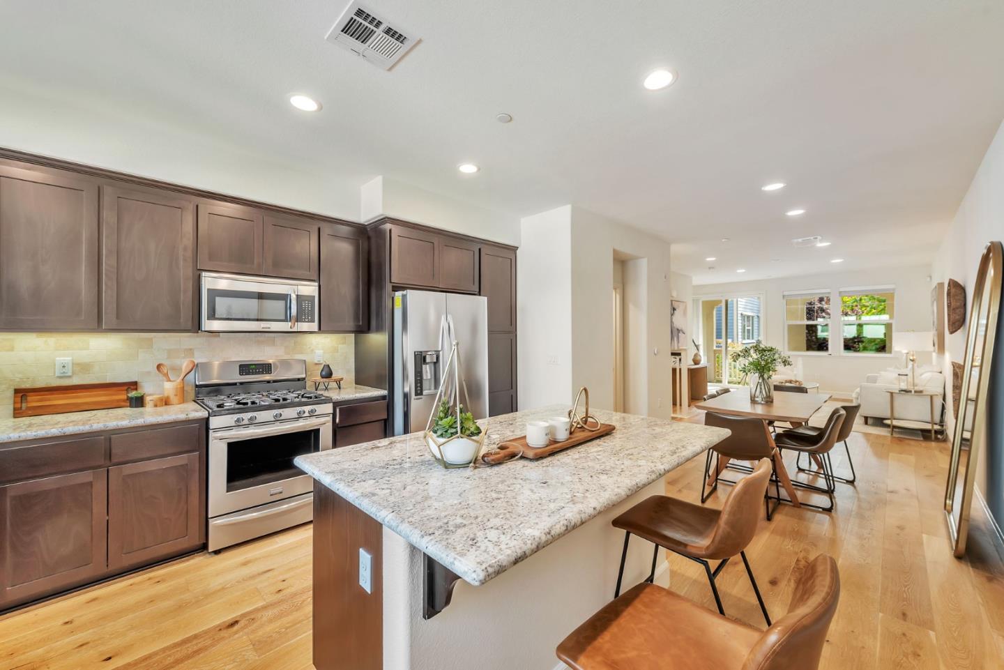 Detail Gallery Image 9 of 38 For 134 Maidenhair Ter, Sunnyvale,  CA 94086 - 2 Beds | 2/1 Baths