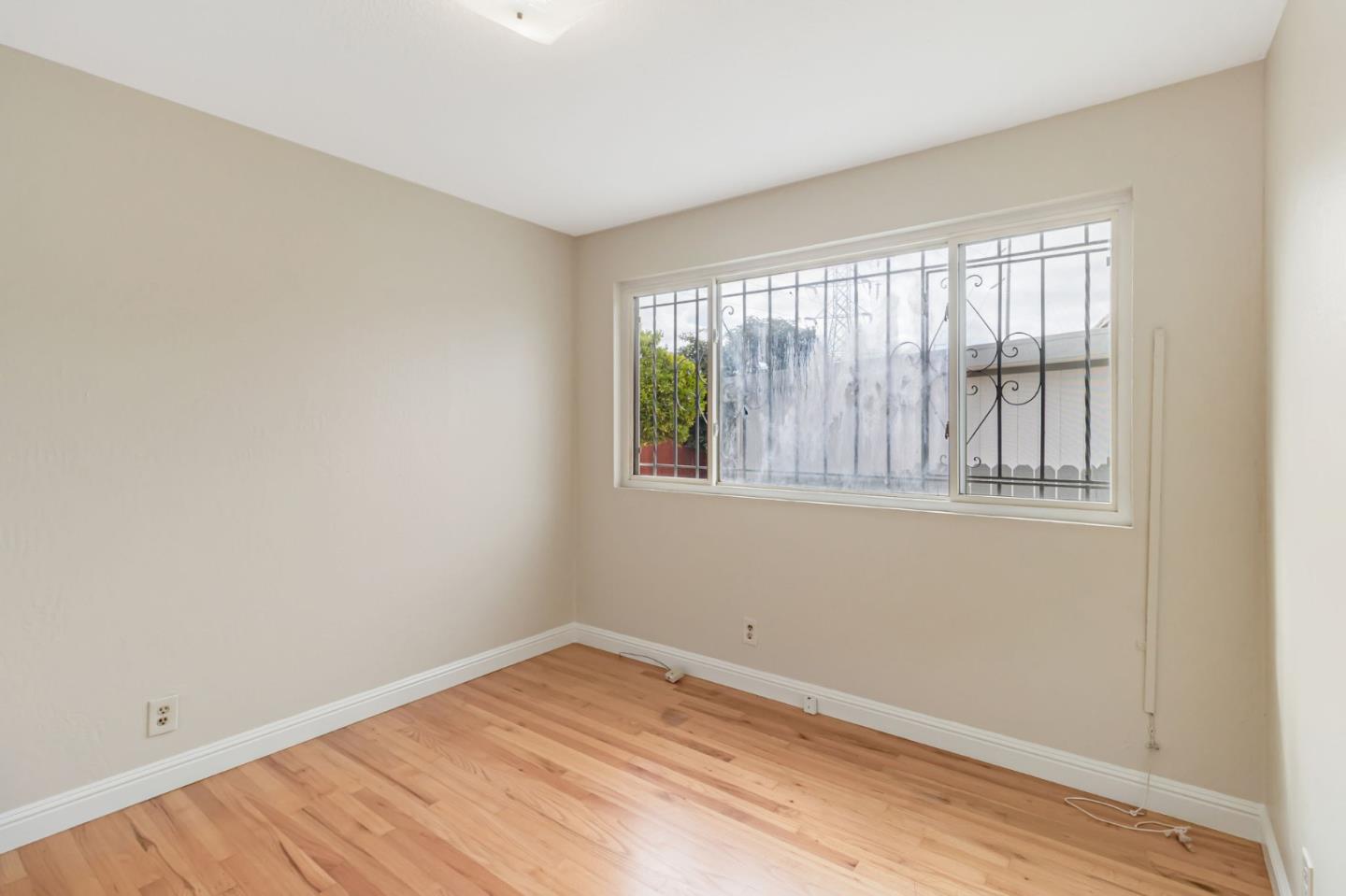 Detail Gallery Image 10 of 16 For 454 Daisy Ln, East Palo Alto,  CA 94303 - 3 Beds | 1/1 Baths