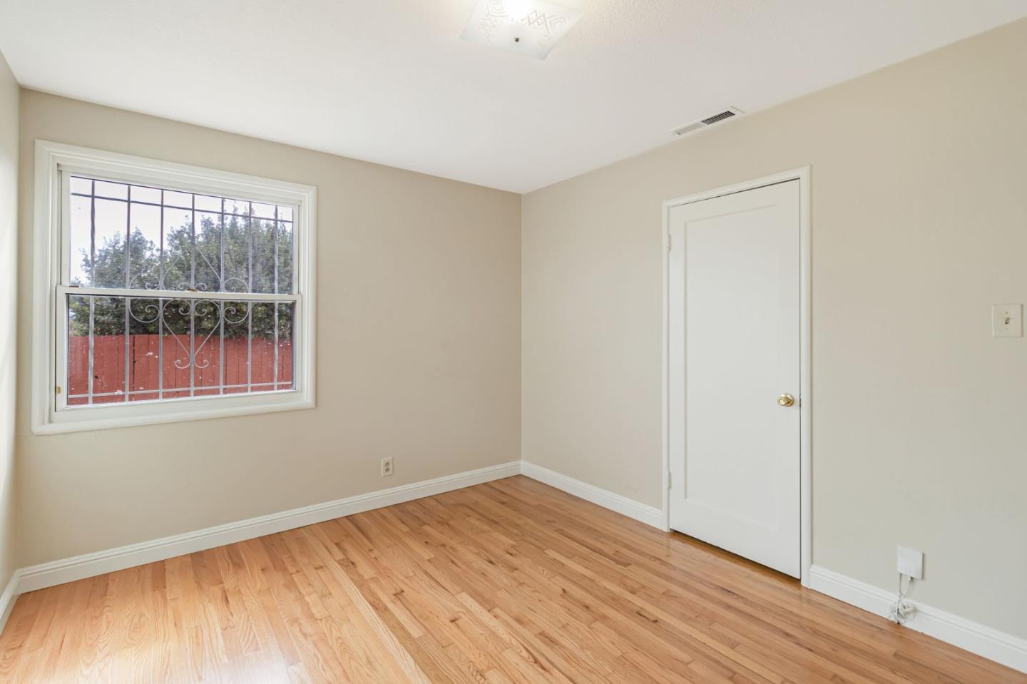 Detail Gallery Image 11 of 16 For 454 Daisy Ln, East Palo Alto,  CA 94303 - 3 Beds | 1/1 Baths