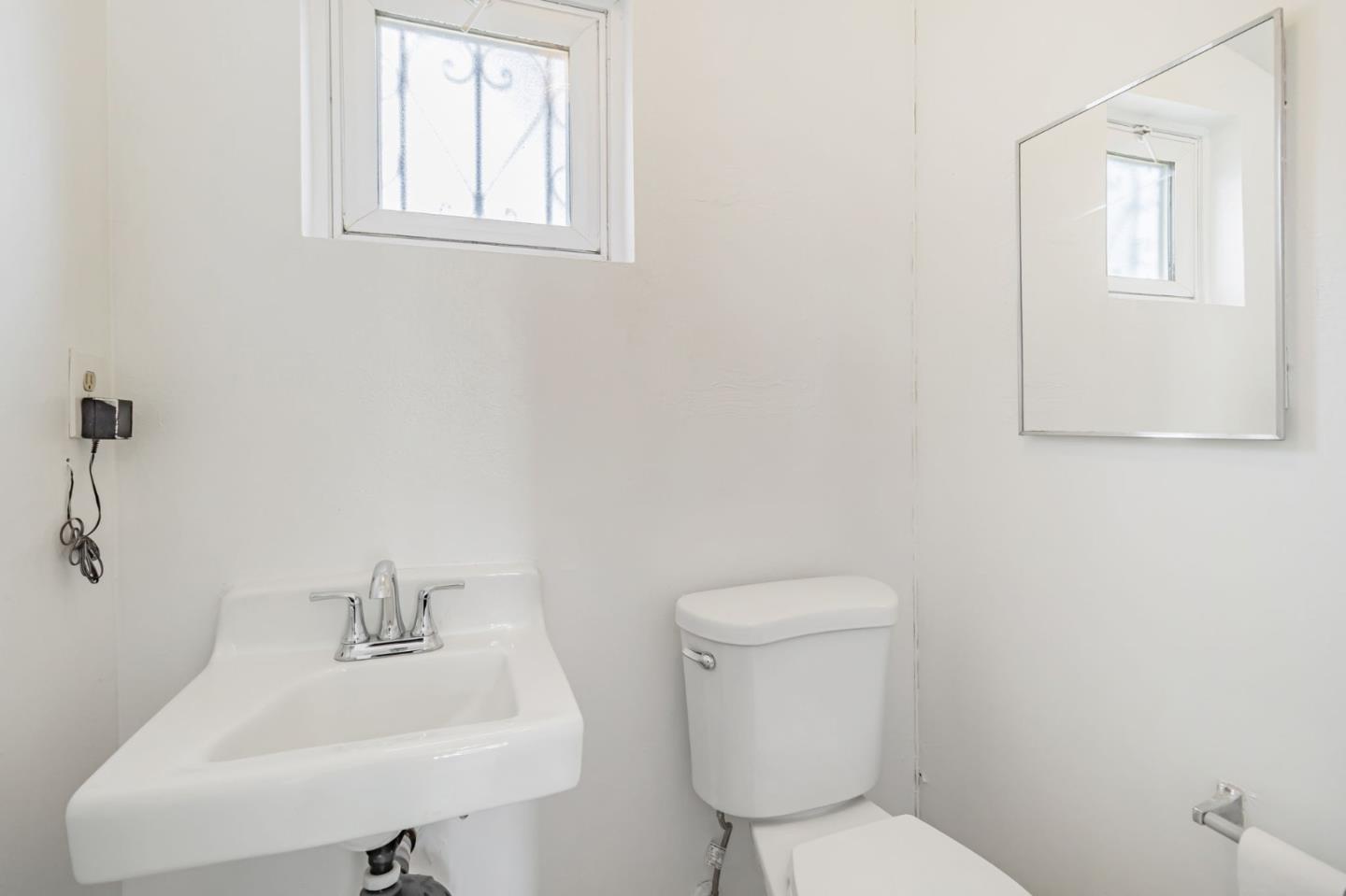 Detail Gallery Image 13 of 16 For 454 Daisy Ln, East Palo Alto,  CA 94303 - 3 Beds | 1/1 Baths