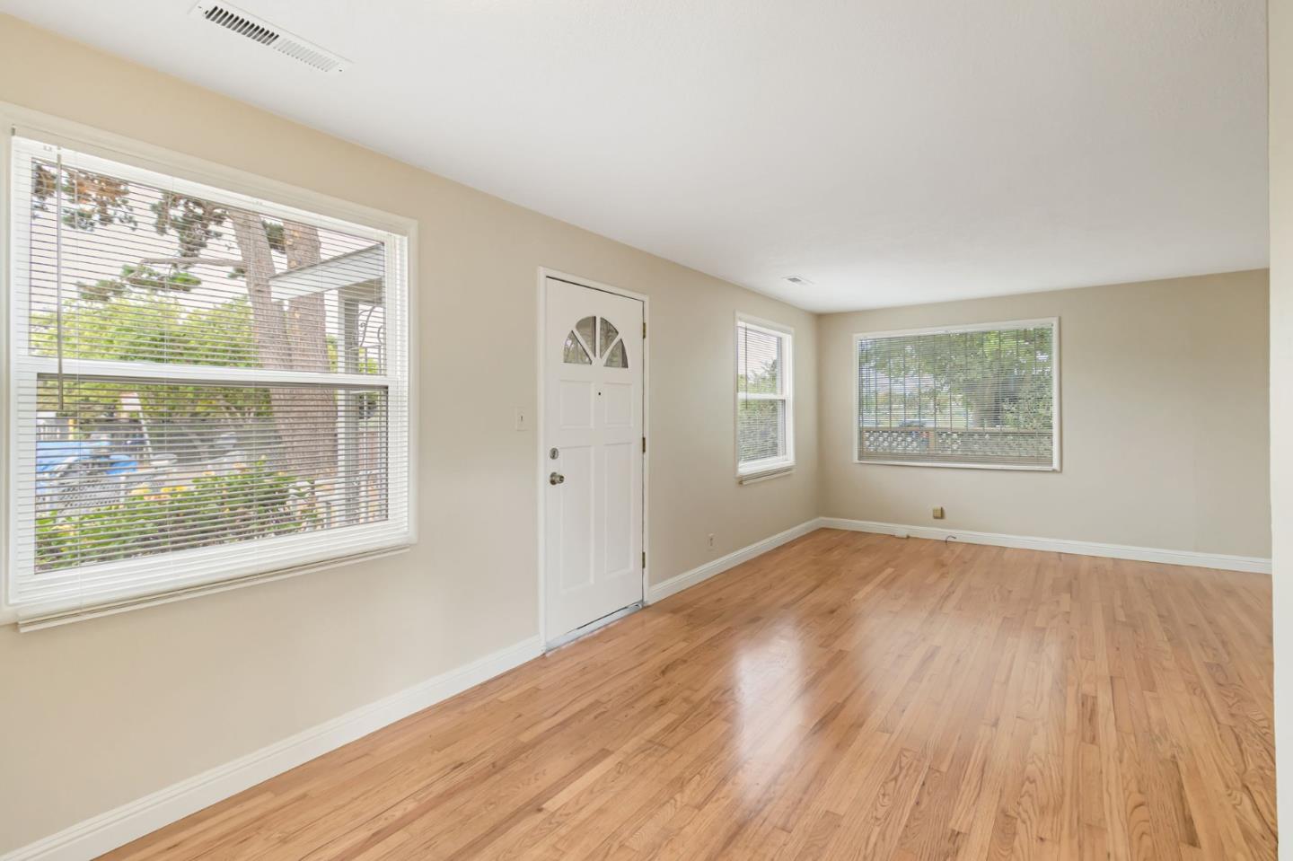 Detail Gallery Image 3 of 16 For 454 Daisy Ln, East Palo Alto,  CA 94303 - 3 Beds | 1/1 Baths