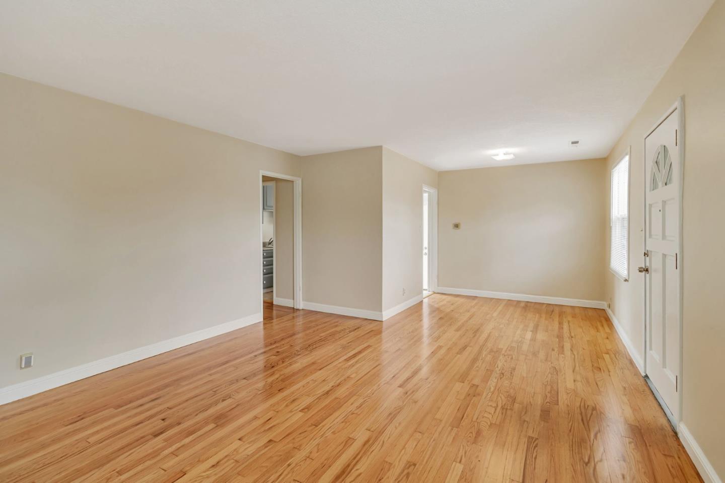 Detail Gallery Image 4 of 16 For 454 Daisy Ln, East Palo Alto,  CA 94303 - 3 Beds | 1/1 Baths