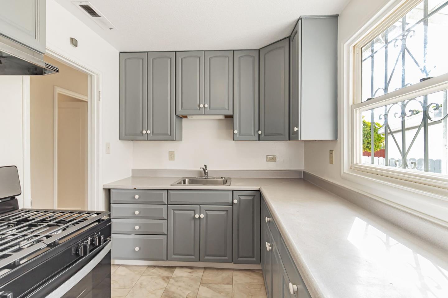 Detail Gallery Image 5 of 16 For 454 Daisy Ln, East Palo Alto,  CA 94303 - 3 Beds | 1/1 Baths