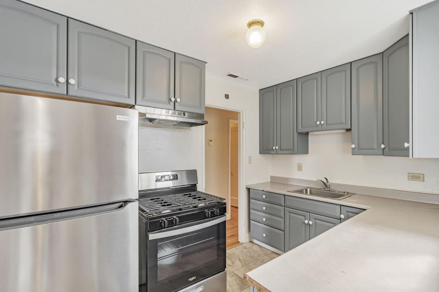 Detail Gallery Image 6 of 16 For 454 Daisy Ln, East Palo Alto,  CA 94303 - 3 Beds | 1/1 Baths