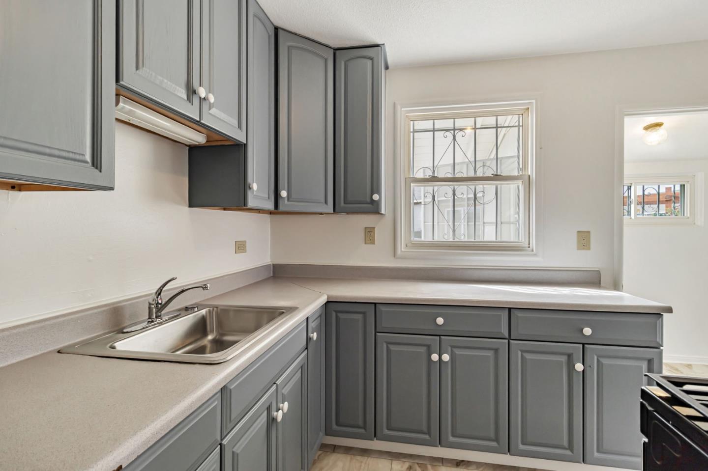Detail Gallery Image 7 of 16 For 454 Daisy Ln, East Palo Alto,  CA 94303 - 3 Beds | 1/1 Baths