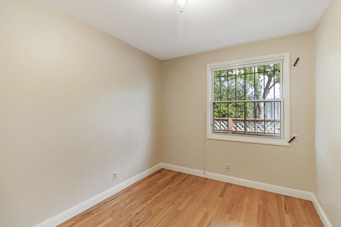Detail Gallery Image 8 of 16 For 454 Daisy Ln, East Palo Alto,  CA 94303 - 3 Beds | 1/1 Baths