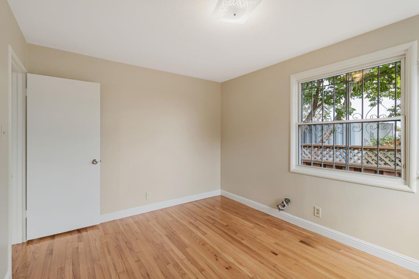 Detail Gallery Image 9 of 16 For 454 Daisy Ln, East Palo Alto,  CA 94303 - 3 Beds | 1/1 Baths