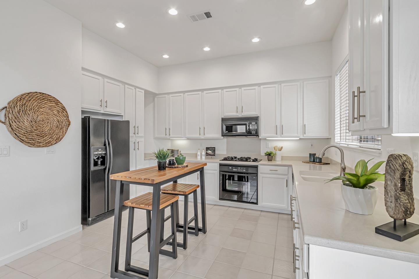 Detail Gallery Image 18 of 60 For 2051 Folle Blanche Dr, San Jose,  CA 95135 - 3 Beds | 3 Baths