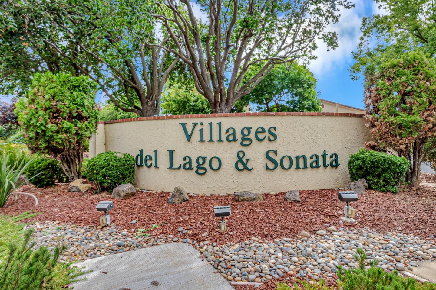 Detail Gallery Image 3 of 60 For 2051 Folle Blanche Dr, San Jose,  CA 95135 - 3 Beds | 3 Baths