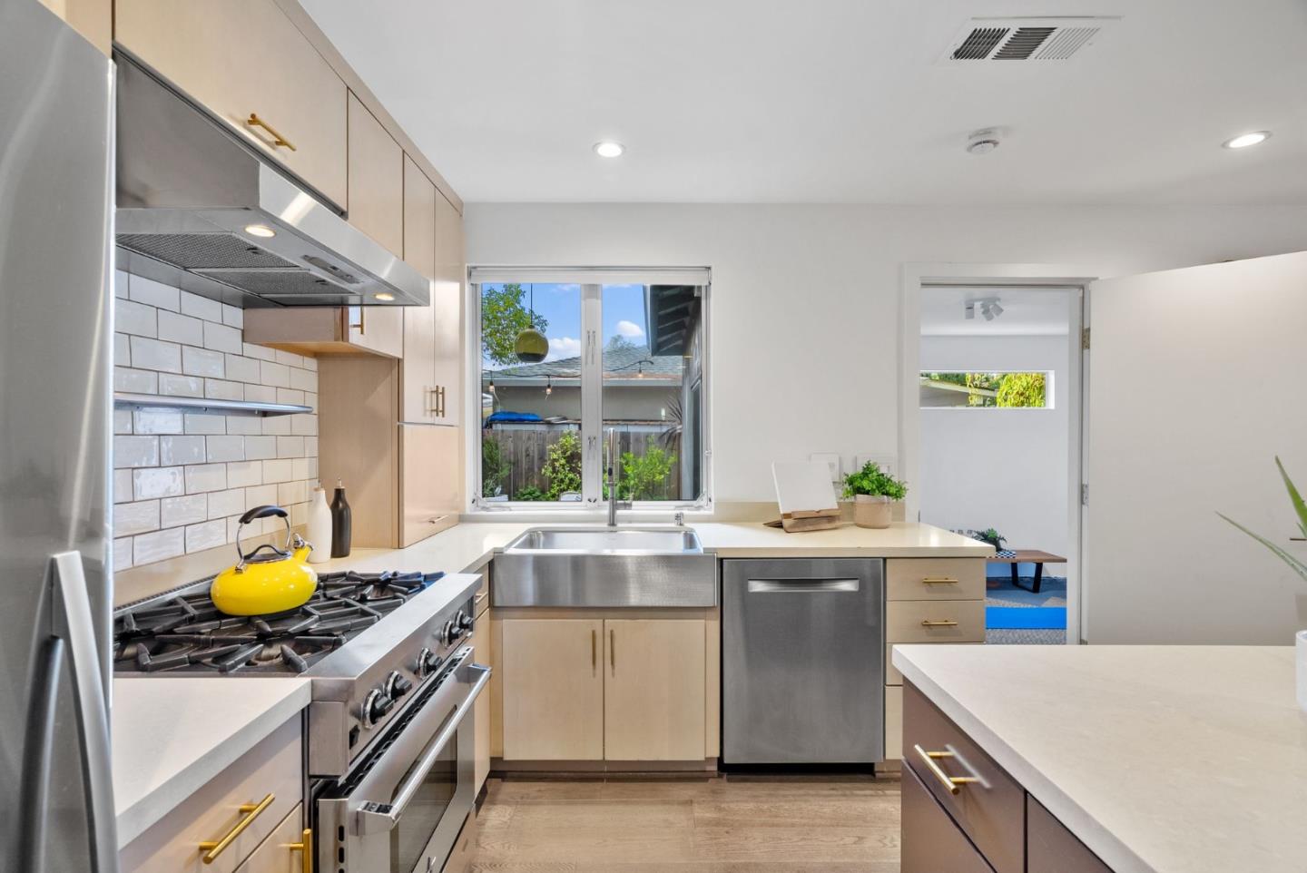 Detail Gallery Image 15 of 43 For 645 Maybell Ave a,  Palo Alto,  CA 94306 - 3 Beds | 2 Baths