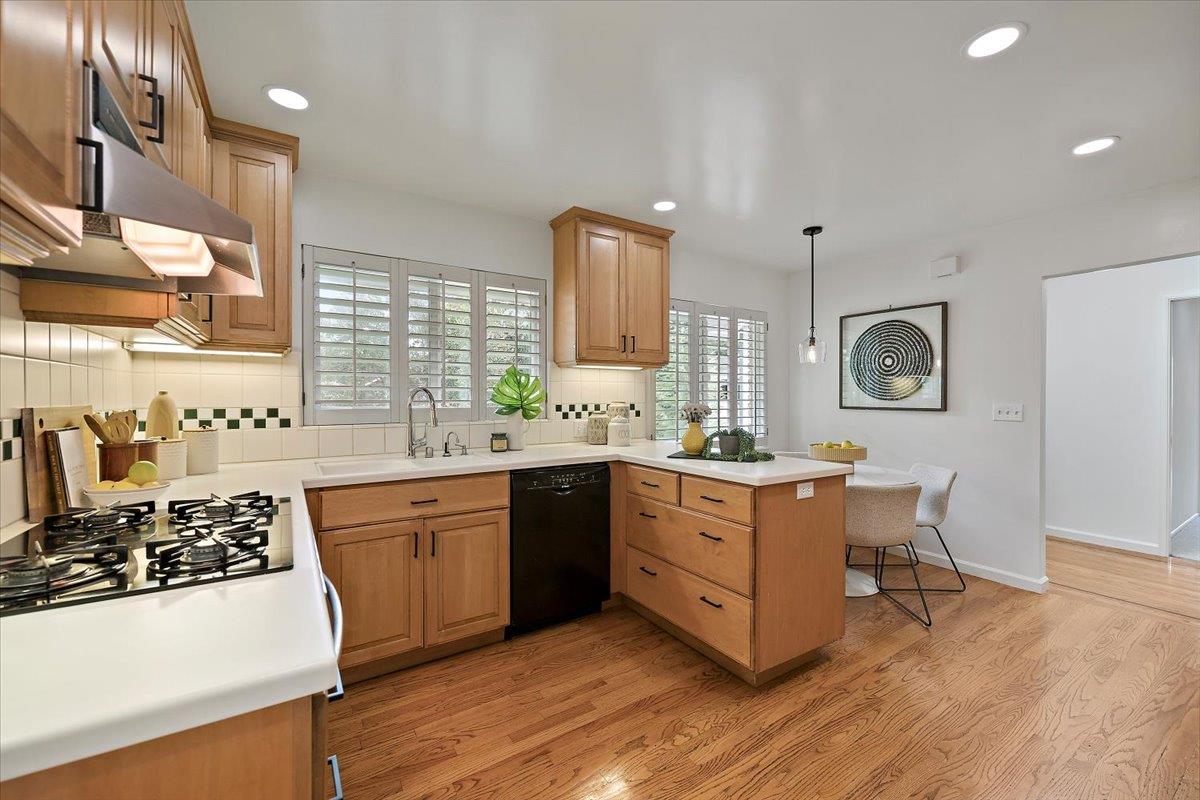 Detail Gallery Image 10 of 35 For 156 Beverly Ln, Los Altos,  CA 94022 - 3 Beds | 2 Baths