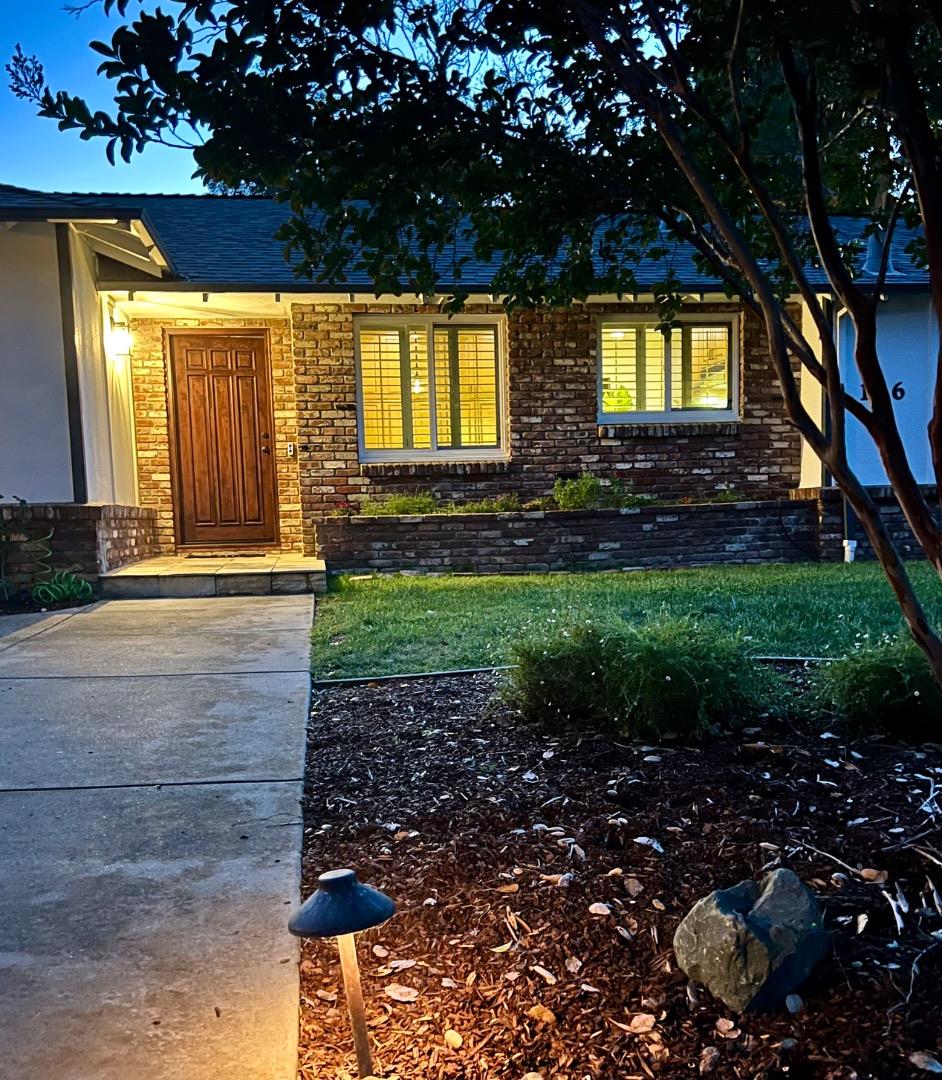 Detail Gallery Image 4 of 35 For 156 Beverly Ln, Los Altos,  CA 94022 - 3 Beds | 2 Baths