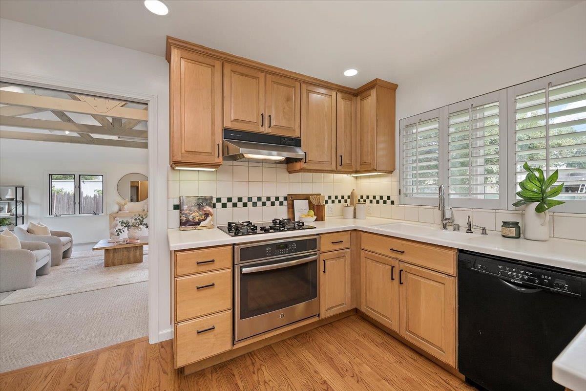Detail Gallery Image 9 of 35 For 156 Beverly Ln, Los Altos,  CA 94022 - 3 Beds | 2 Baths