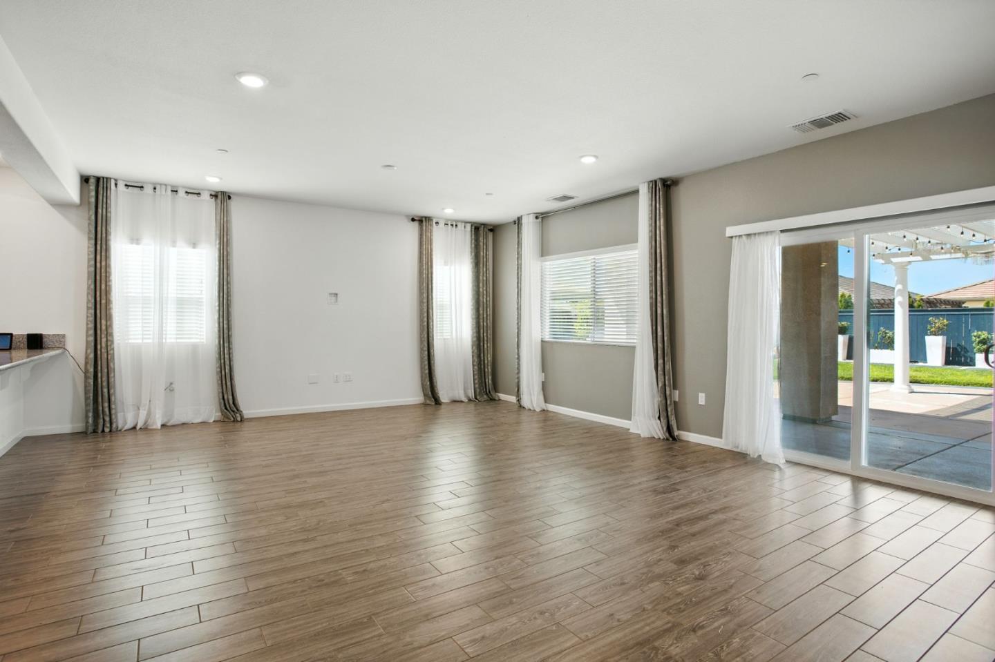 Detail Gallery Image 19 of 46 For 2061 Doncaster Ct, Olivehurst,  CA 95961 - 3 Beds | 2 Baths