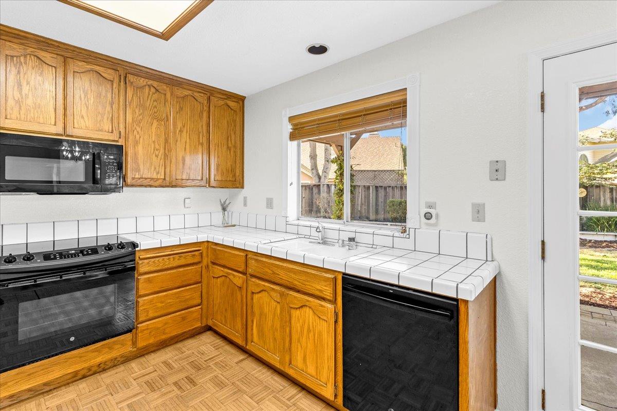 Detail Gallery Image 11 of 34 For 18 Suffield Cir, Salinas,  CA 93906 - 4 Beds | 2/1 Baths