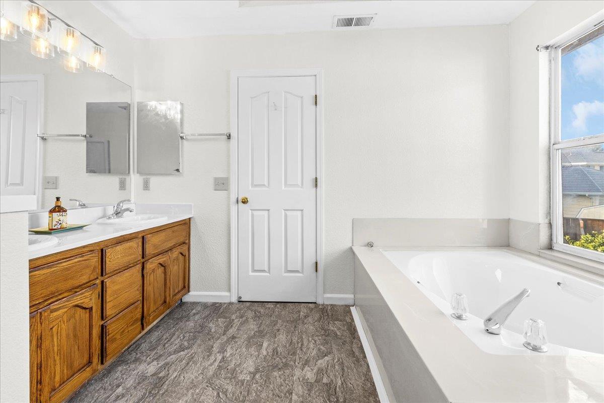 Detail Gallery Image 18 of 34 For 18 Suffield Cir, Salinas,  CA 93906 - 4 Beds | 2/1 Baths
