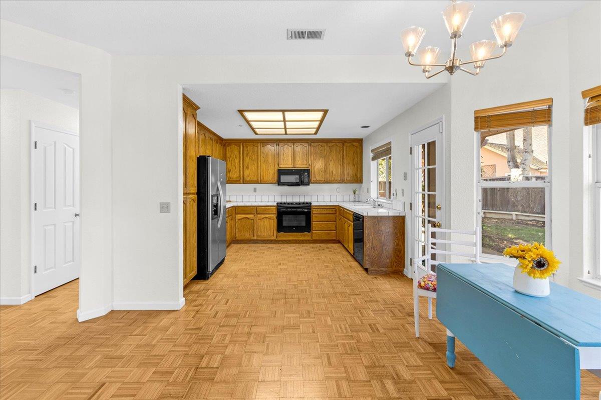 Detail Gallery Image 9 of 34 For 18 Suffield Cir, Salinas,  CA 93906 - 4 Beds | 2/1 Baths
