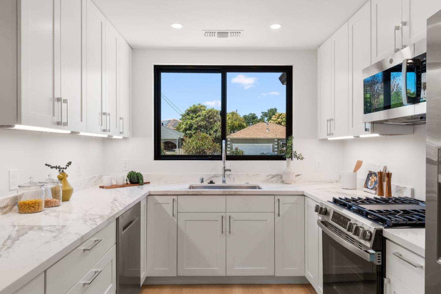 Detail Gallery Image 17 of 49 For 120 Abelia Way, East Palo Alto,  CA 94303 - 3 Beds | 2 Baths