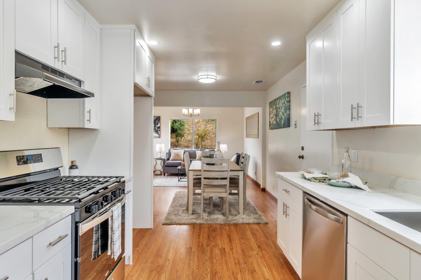 Detail Gallery Image 8 of 31 For 2861 Cottonwood Dr, San Bruno,  CA 94066 - 3 Beds | 2 Baths