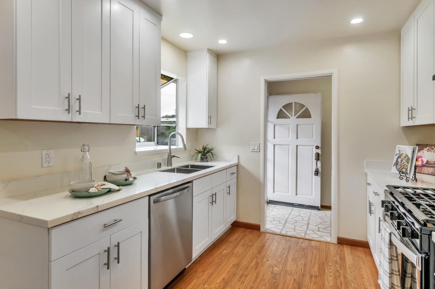 Detail Gallery Image 9 of 31 For 2861 Cottonwood Dr, San Bruno,  CA 94066 - 3 Beds | 2 Baths