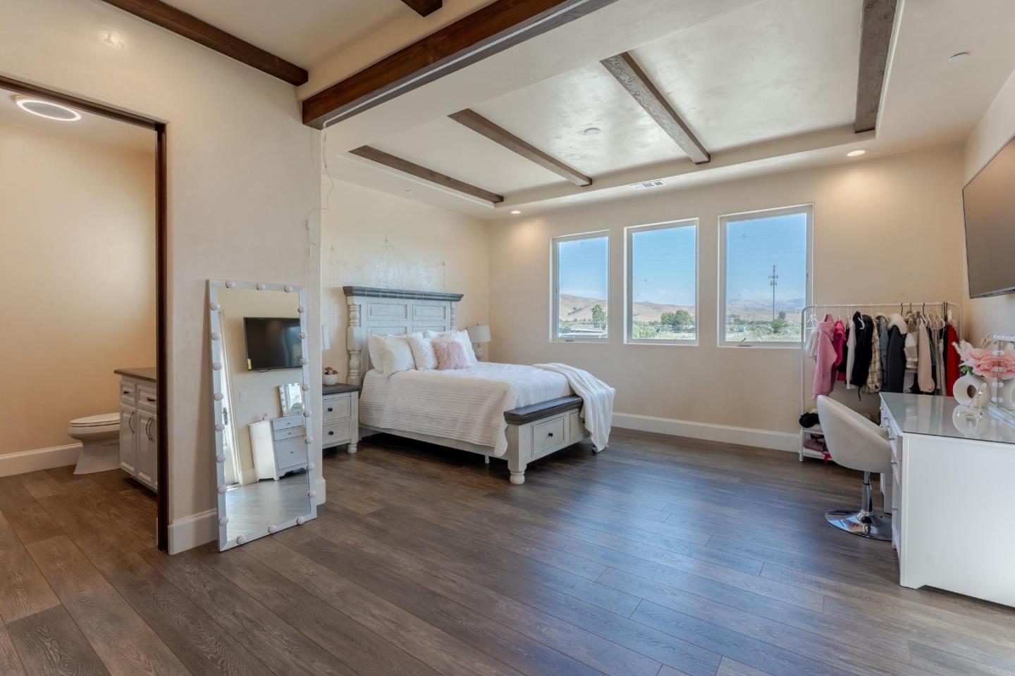 Detail Gallery Image 25 of 93 For 8440 Lovers Ln, Hollister,  CA 95023 - 4 Beds | 6/1 Baths