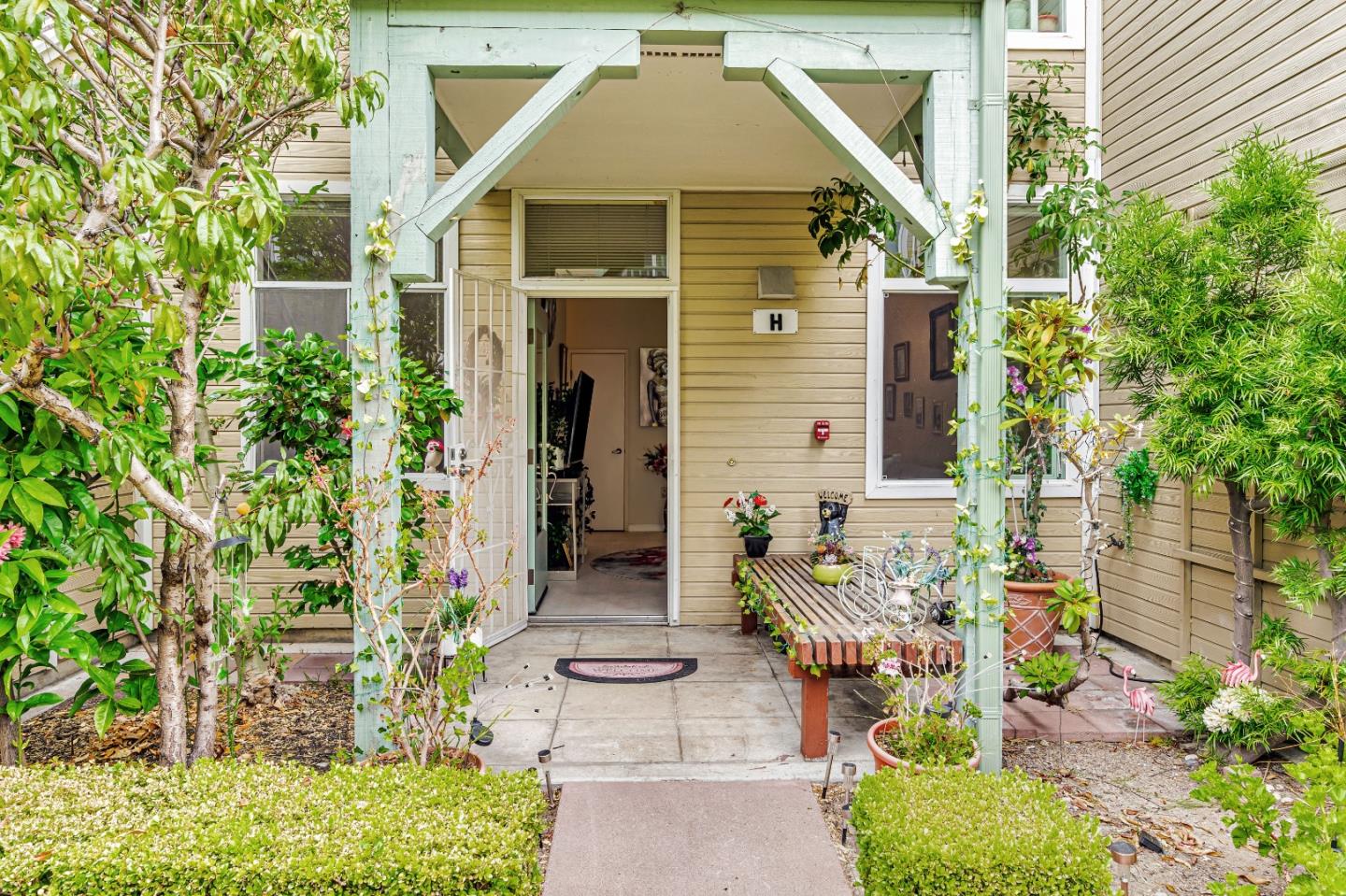 Detail Gallery Image 1 of 17 For 101 Blossom Cir #H,  San Mateo,  CA 94403 - 1 Beds | 1 Baths