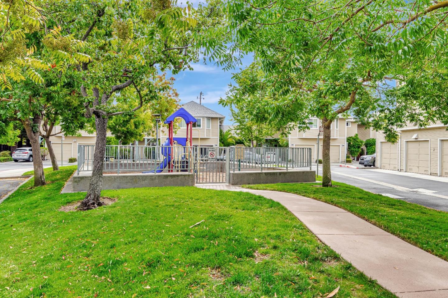 Detail Gallery Image 14 of 17 For 101 Blossom Cir #H,  San Mateo,  CA 94403 - 1 Beds | 1 Baths
