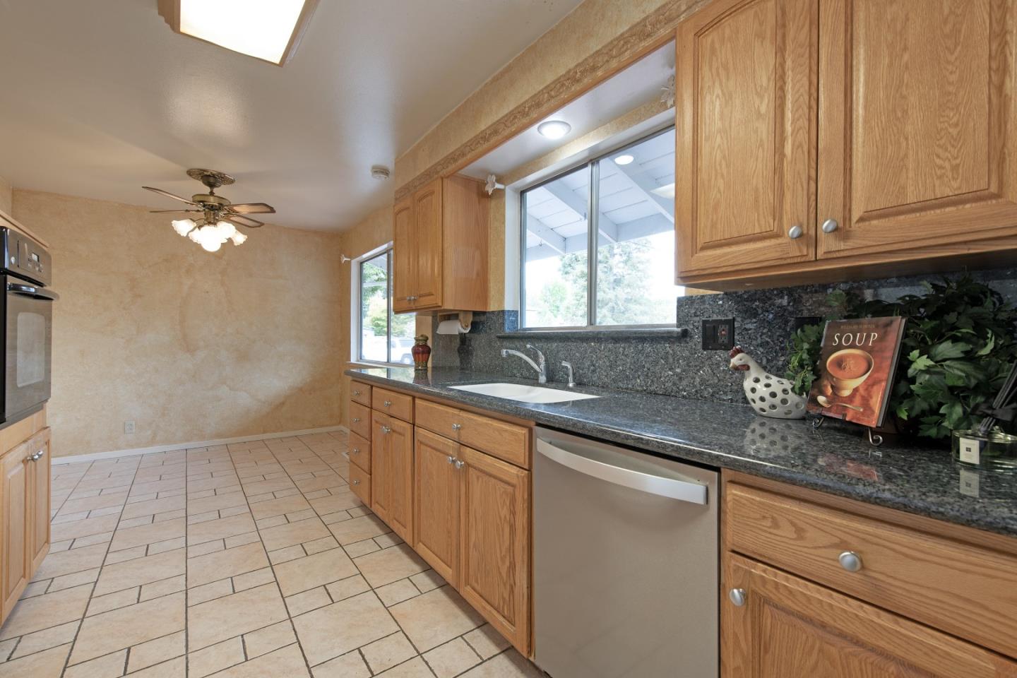 Detail Gallery Image 10 of 20 For 1098 Noriega Ave, Sunnyvale,  CA 94086 - 3 Beds | 2 Baths