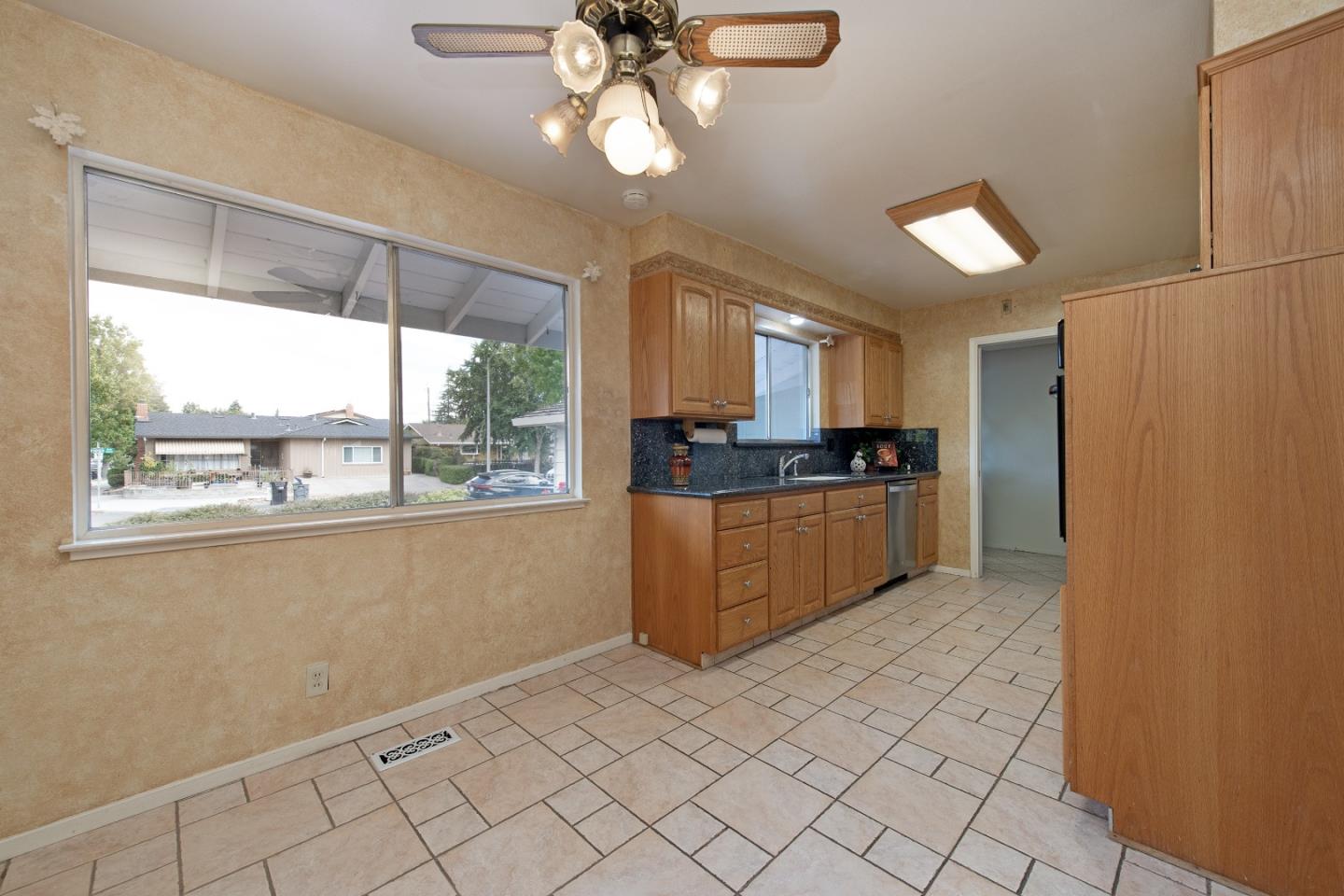 Detail Gallery Image 8 of 20 For 1098 Noriega Ave, Sunnyvale,  CA 94086 - 3 Beds | 2 Baths