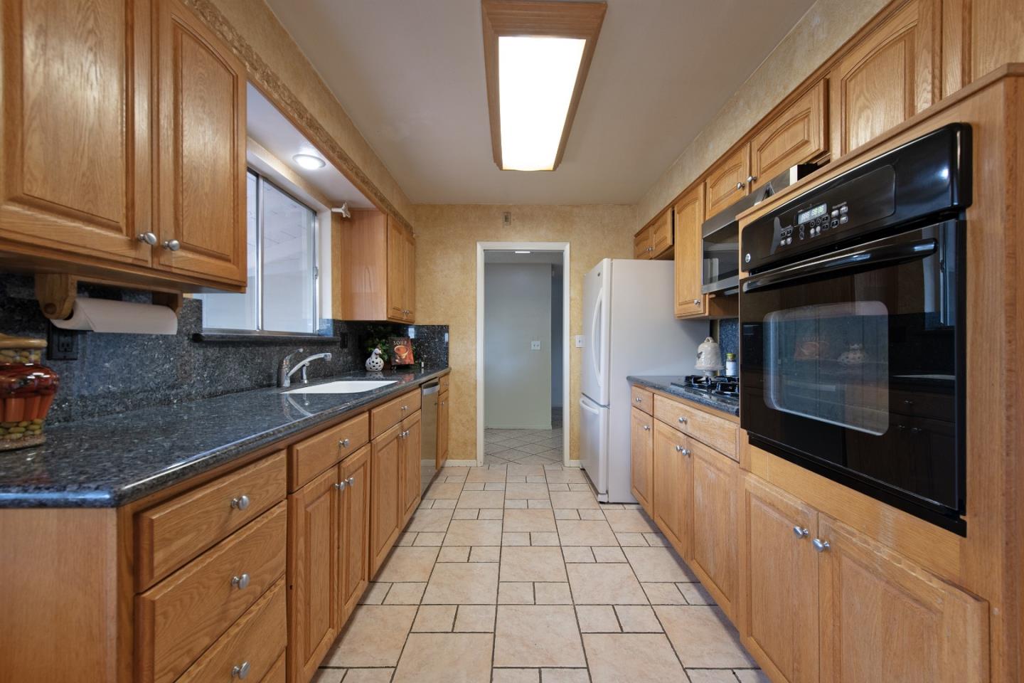 Detail Gallery Image 9 of 20 For 1098 Noriega Ave, Sunnyvale,  CA 94086 - 3 Beds | 2 Baths