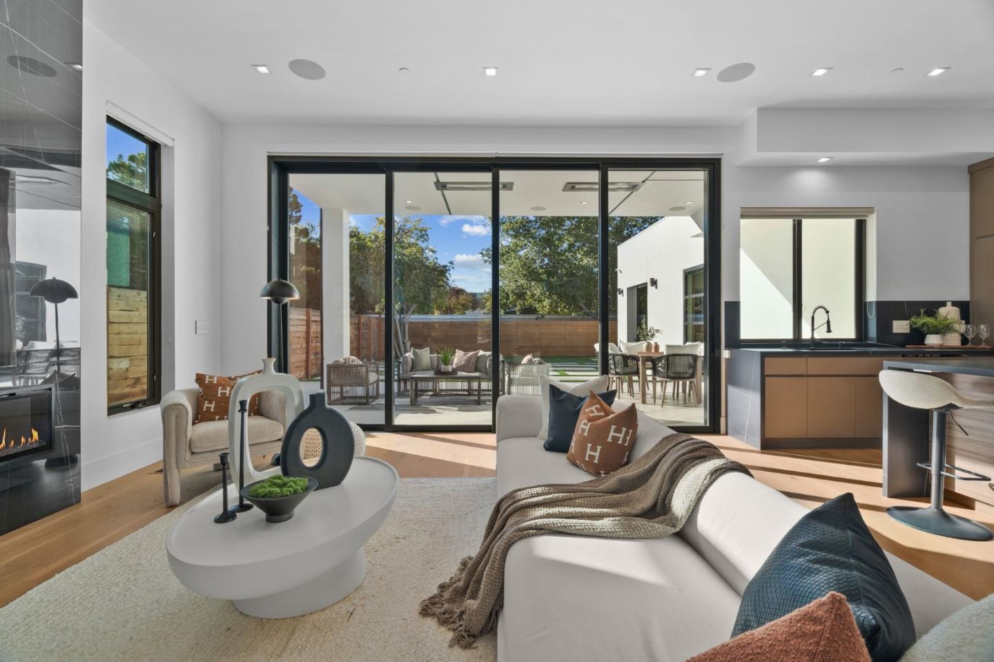 Detail Gallery Image 10 of 66 For 394 Farley St, Mountain View,  CA 94043 - 5 Beds | 4/1 Baths