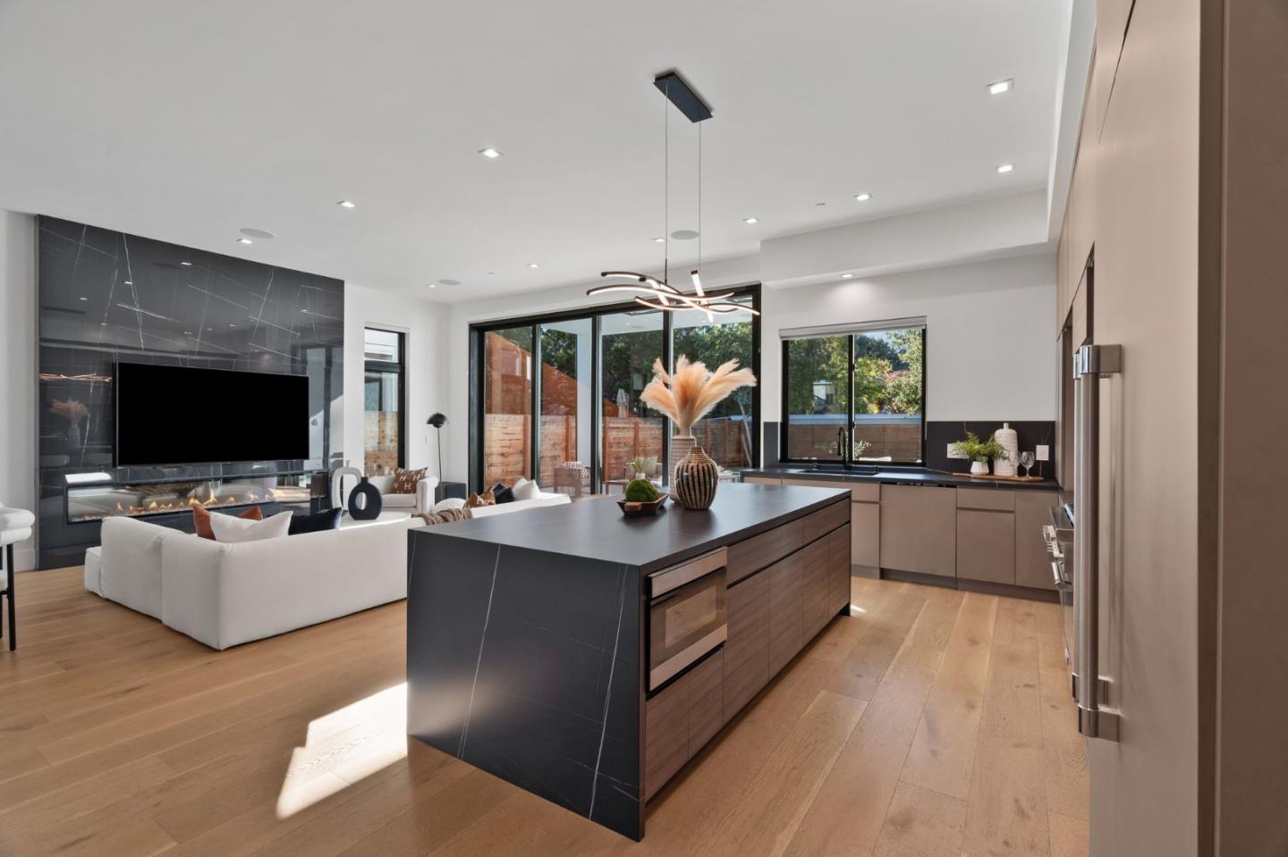 Detail Gallery Image 13 of 66 For 394 Farley St, Mountain View,  CA 94043 - 5 Beds | 4/1 Baths