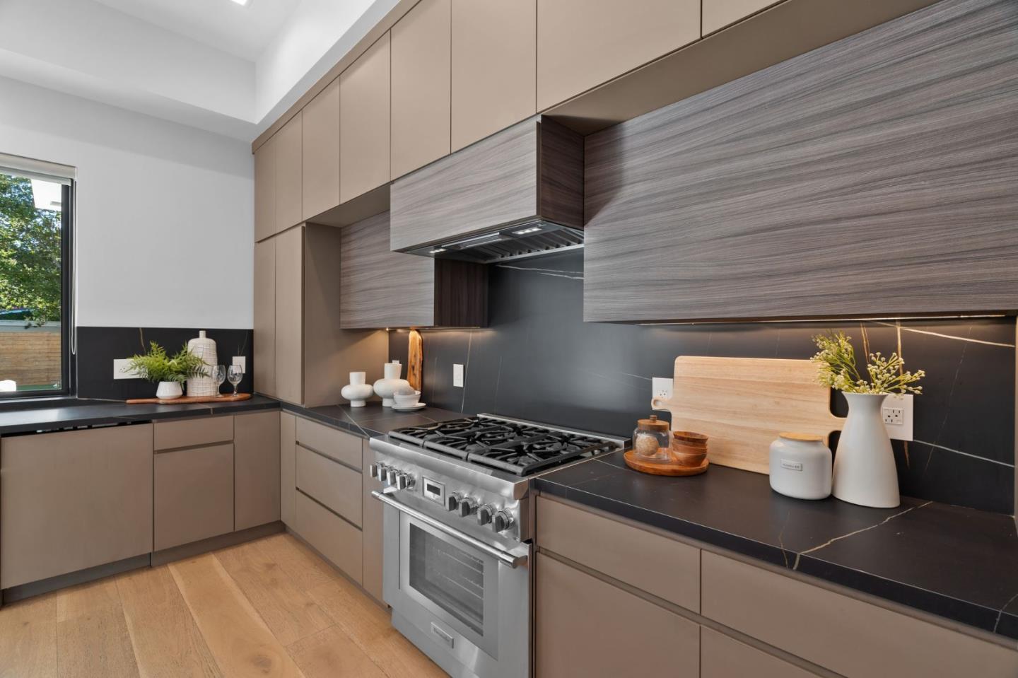 Detail Gallery Image 14 of 66 For 394 Farley St, Mountain View,  CA 94043 - 5 Beds | 4/1 Baths