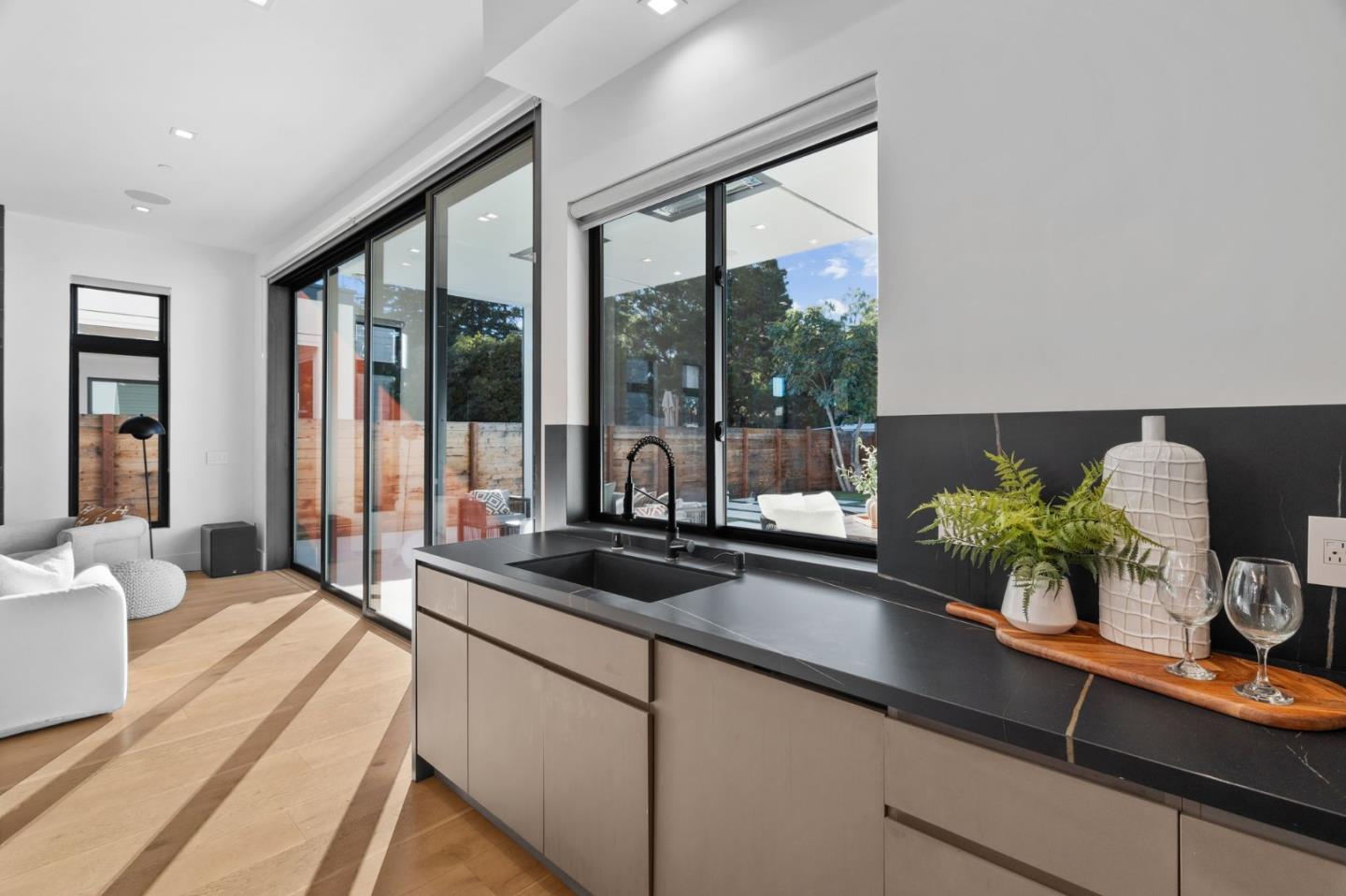 Detail Gallery Image 15 of 66 For 394 Farley St, Mountain View,  CA 94043 - 5 Beds | 4/1 Baths