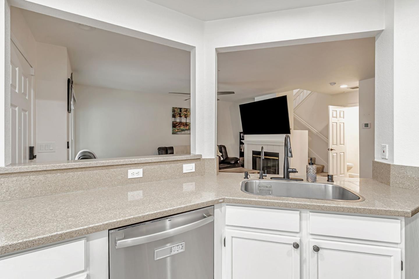 Detail Gallery Image 5 of 41 For 6225 Barb Werner Ln, San Jose,  CA 95119 - 2 Beds | 2/1 Baths