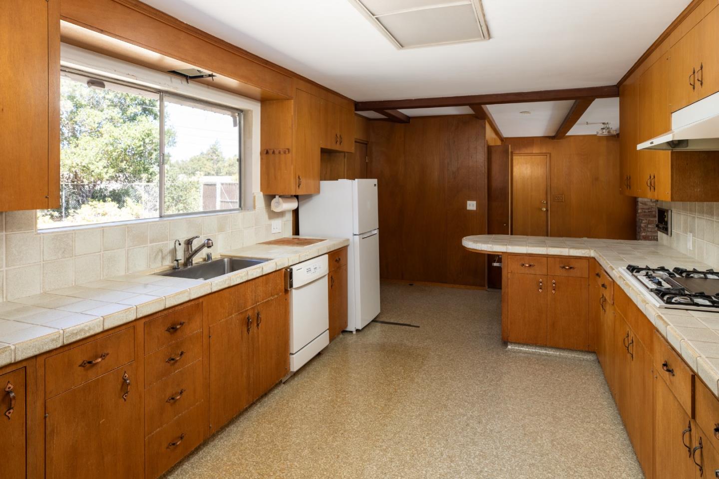 Detail Gallery Image 10 of 25 For 26792 Robleda Ct, Los Altos Hills,  CA 94022 - 4 Beds | 2/1 Baths