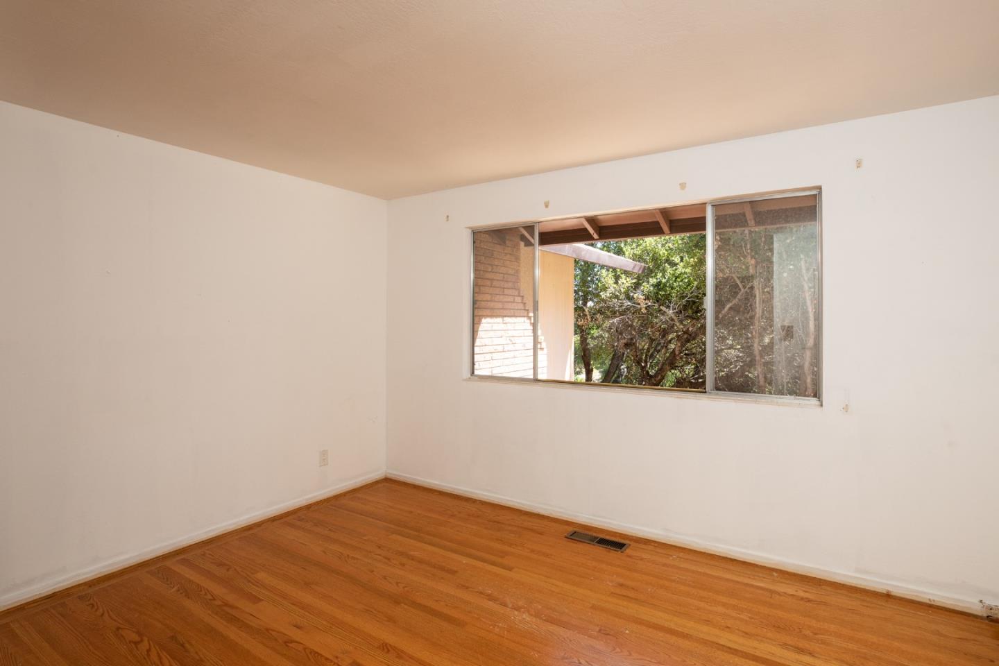 Detail Gallery Image 18 of 25 For 26792 Robleda Ct, Los Altos Hills,  CA 94022 - 4 Beds | 2/1 Baths