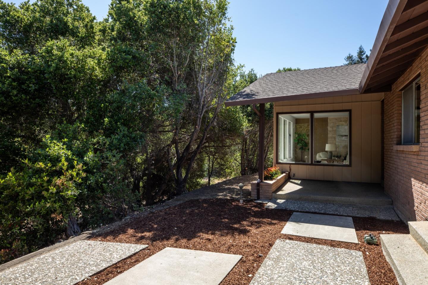 Detail Gallery Image 3 of 25 For 26792 Robleda Ct, Los Altos Hills,  CA 94022 - 4 Beds | 2/1 Baths