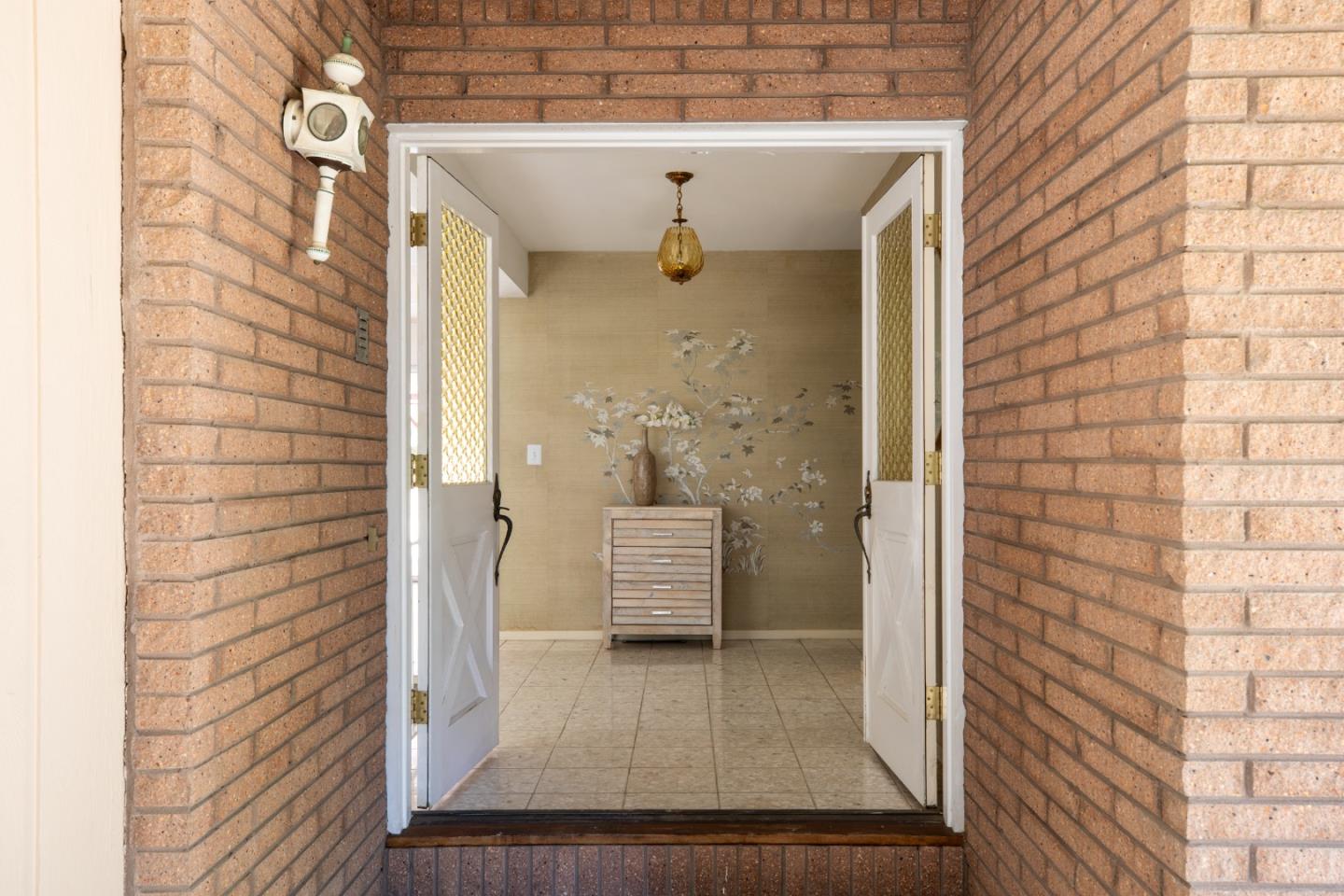 Detail Gallery Image 6 of 25 For 26792 Robleda Ct, Los Altos Hills,  CA 94022 - 4 Beds | 2/1 Baths