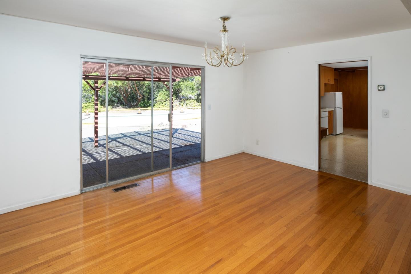 Detail Gallery Image 9 of 25 For 26792 Robleda Ct, Los Altos Hills,  CA 94022 - 4 Beds | 2/1 Baths