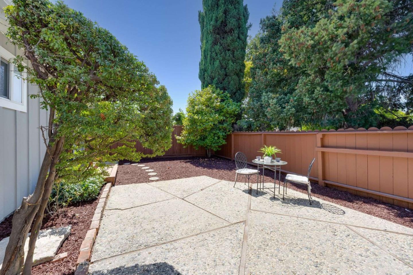 Detail Gallery Image 26 of 37 For 10800 W Estates Dr, Cupertino,  CA 95014 - 4 Beds | 2 Baths