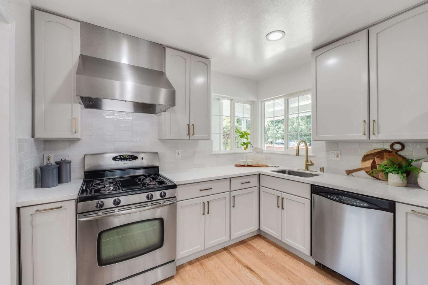 Detail Gallery Image 8 of 37 For 10800 W Estates Dr, Cupertino,  CA 95014 - 4 Beds | 2 Baths