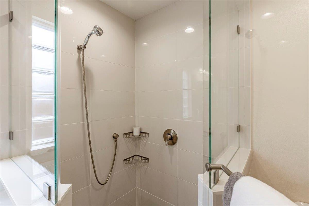 Detail Gallery Image 10 of 39 For 201/209 Mariposa Ave, Mountain View,  CA 94041 - 5 Beds | 3 Baths