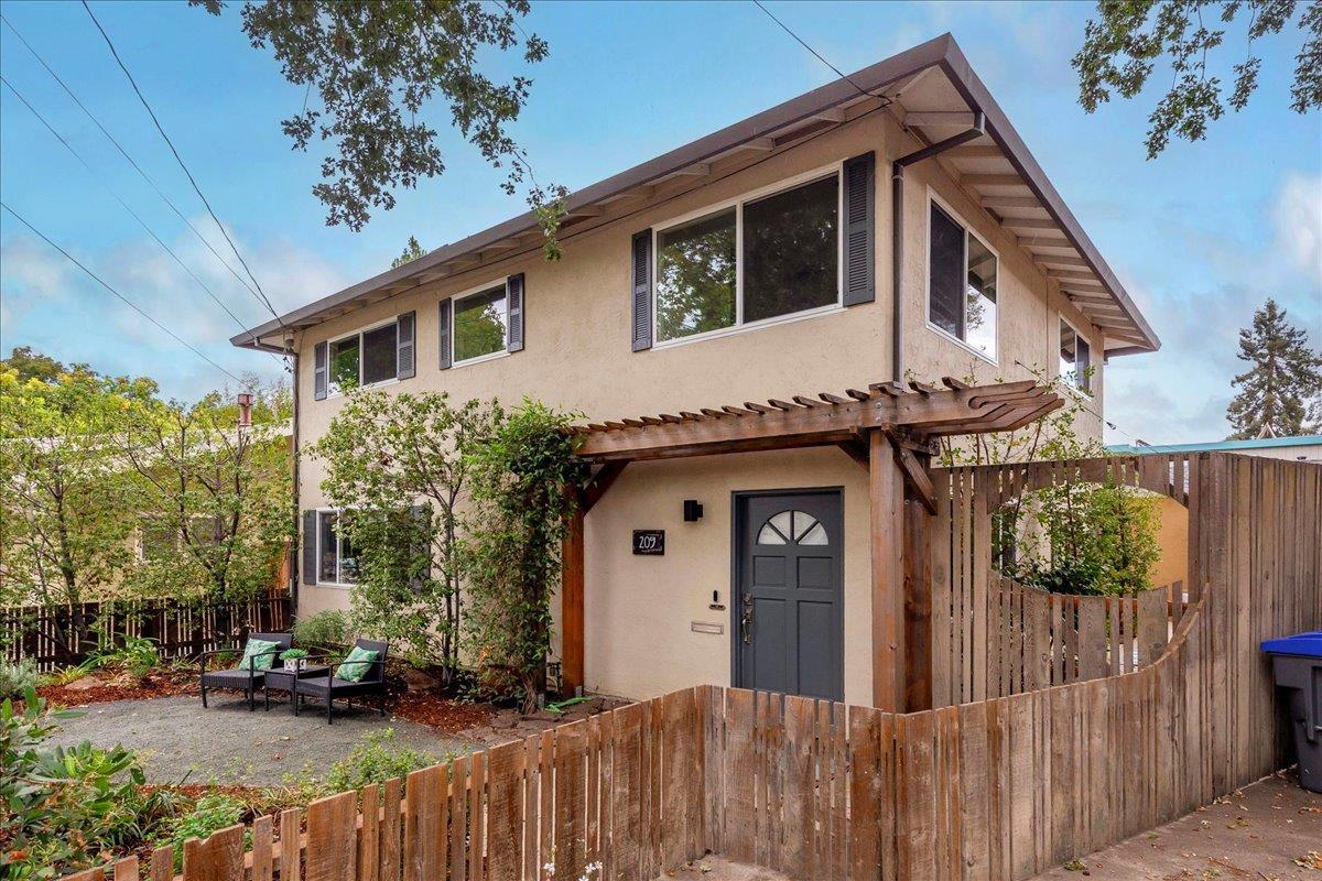 Detail Gallery Image 4 of 39 For 201/209 Mariposa Ave, Mountain View,  CA 94041 - 5 Beds | 3 Baths